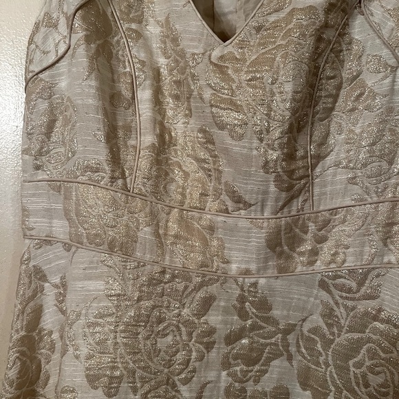 Beautiful dress with a gold threading throughout in a sort of brocade pattern - Picture 2 of 8